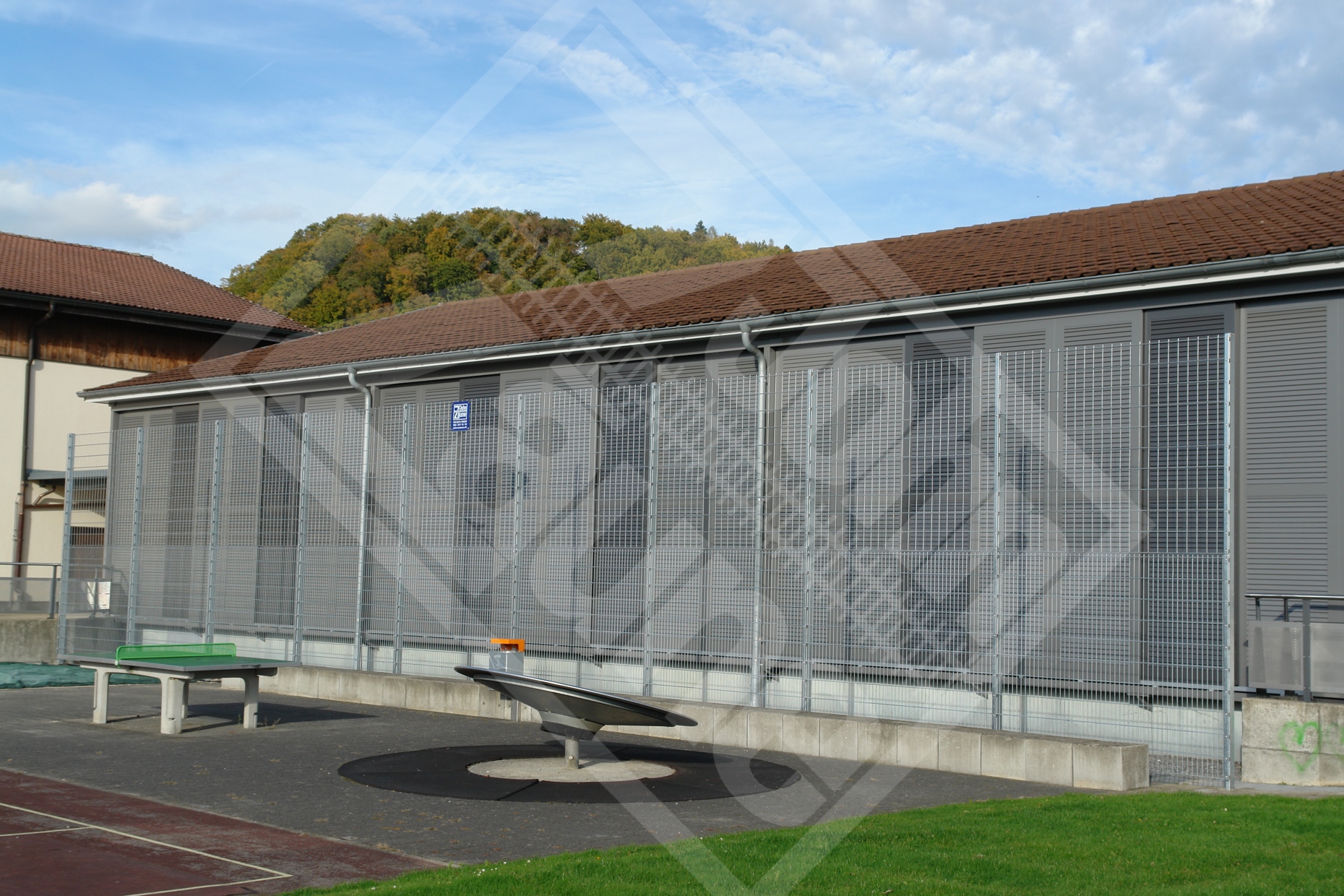 3 Ballfang Doppelstab-Gittermatten als Fassadenschutz
