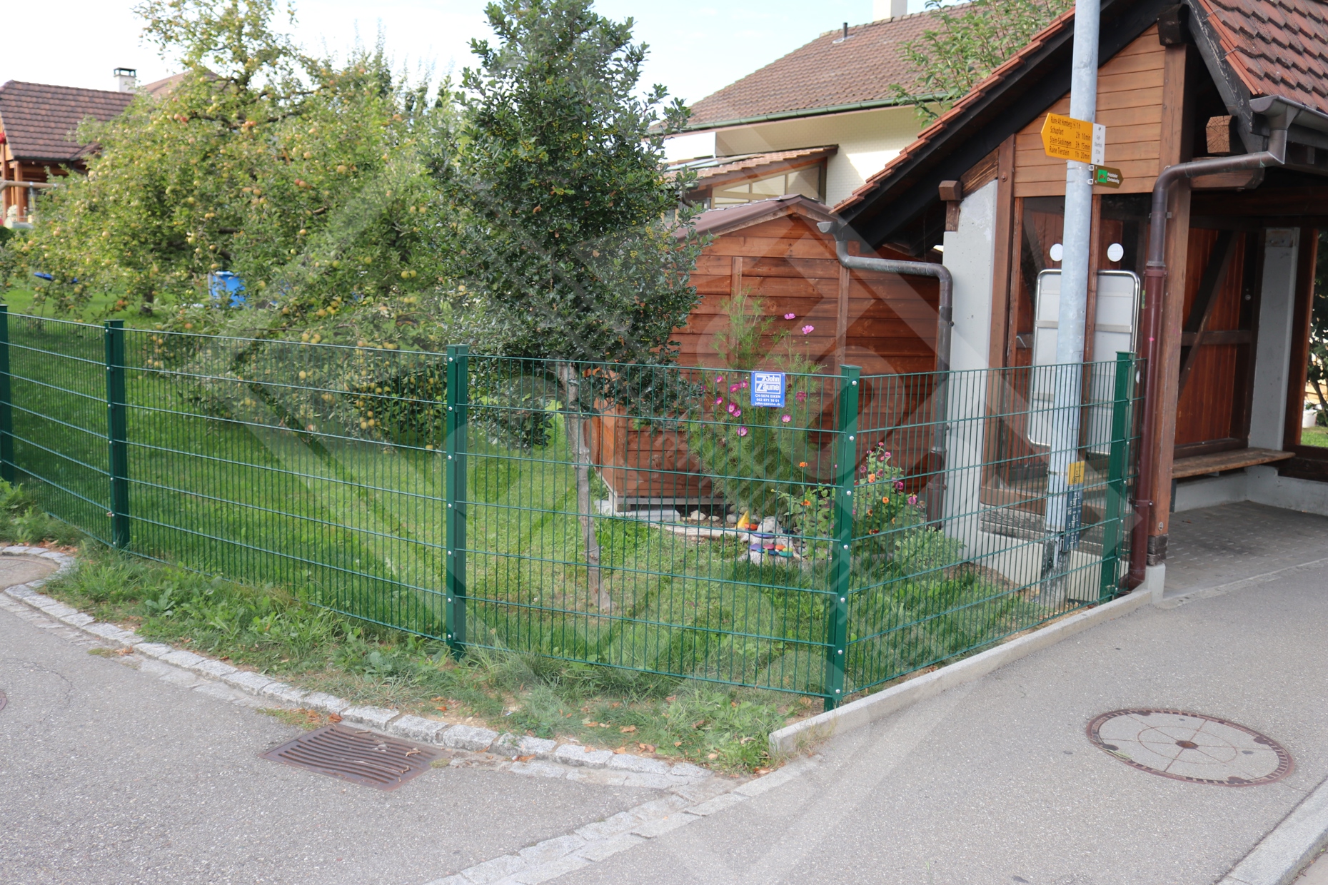 8 Doppelstab-Gittermattenzaun verzinkt u. beschichtet moosgrün