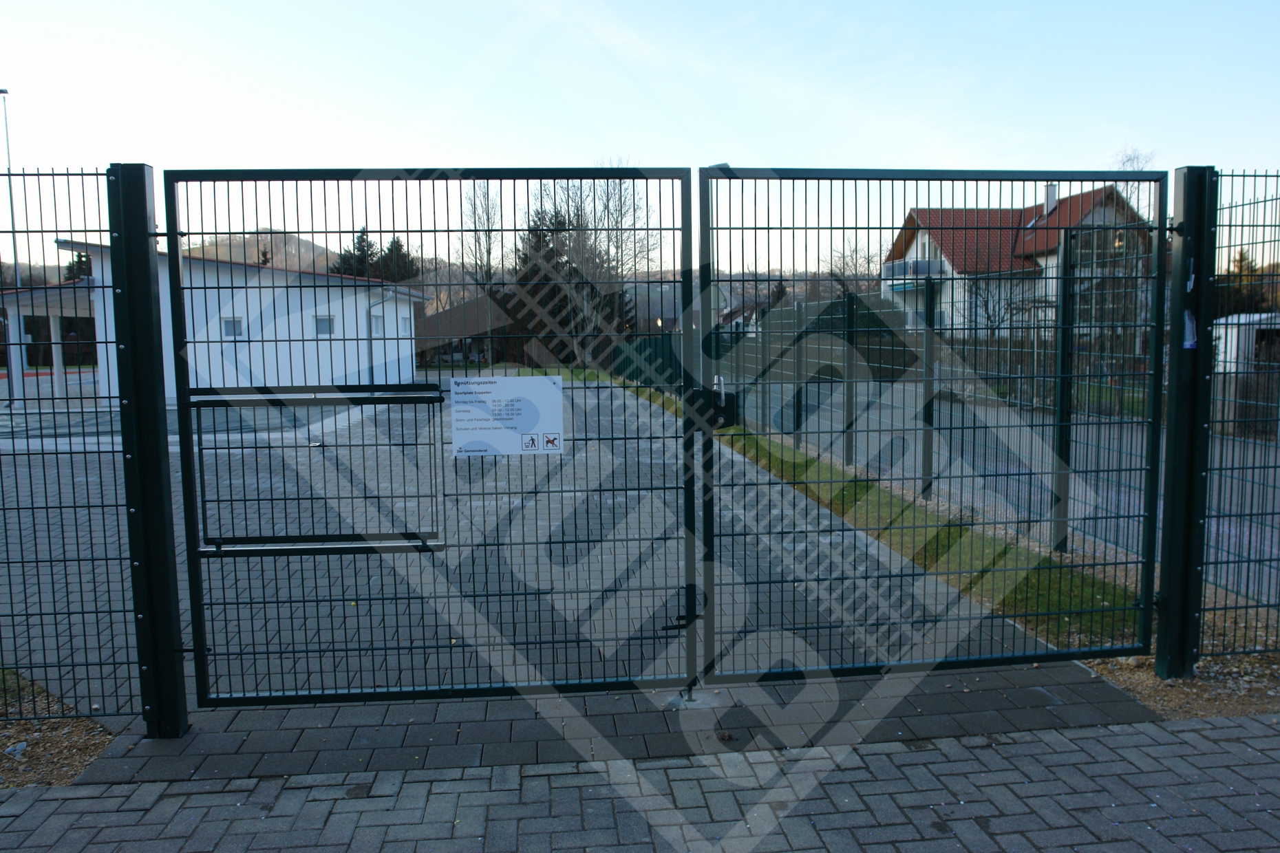 9 Zweiflügeltor mit Gittermatten mit Durchschlupf verzinkt u. beschichtet anthrazit