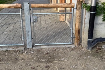 Weidezäune mit Kastanien-Naturpfosten und Rohrrahmentor