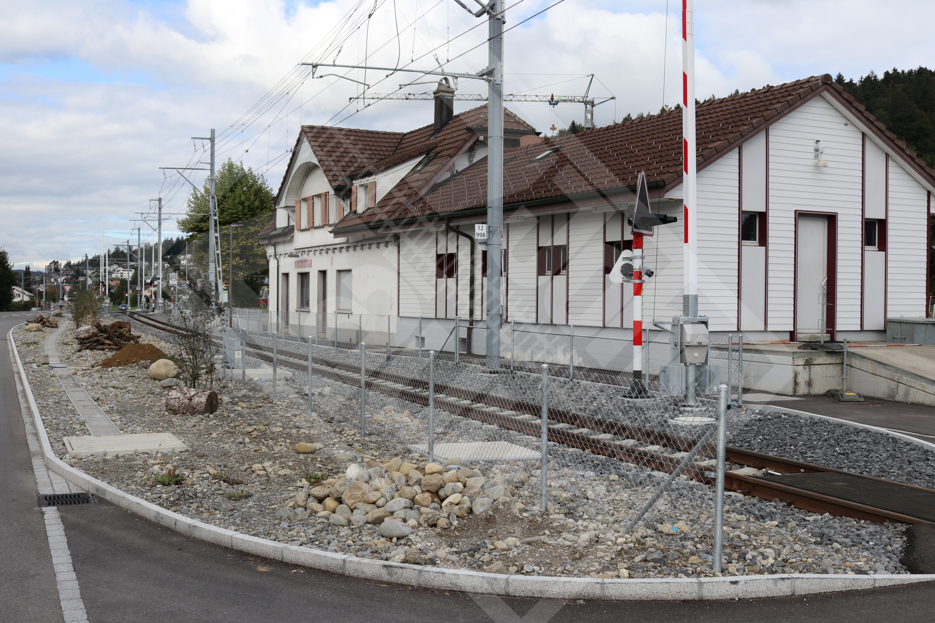 23 Sicherheitszaun zwischen Eisenbahn und Strasse