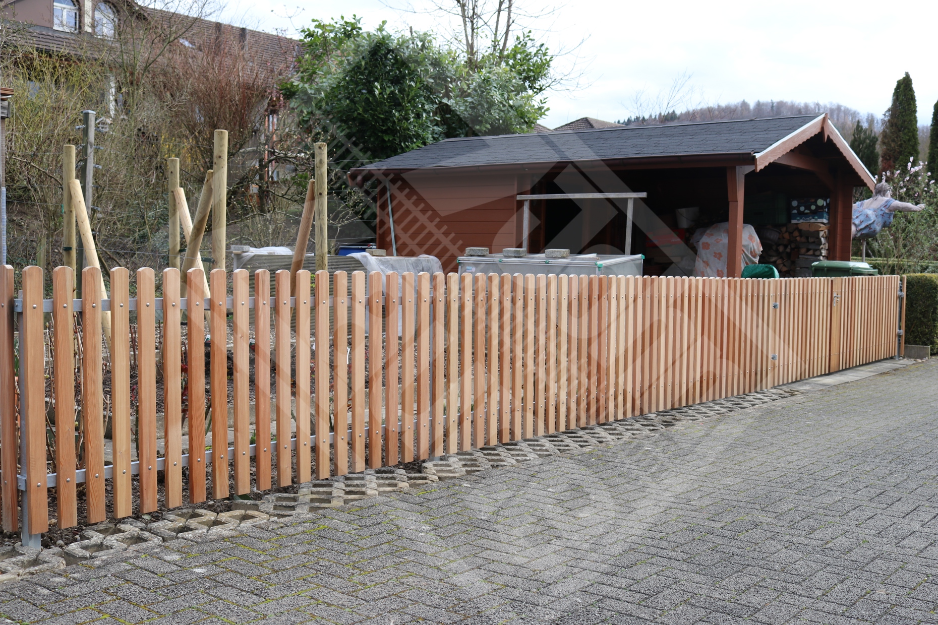 4 Holz-Staketenzaun Lärche natur Kopf abgerundet mit Stahlpfosten und Stahltraversen