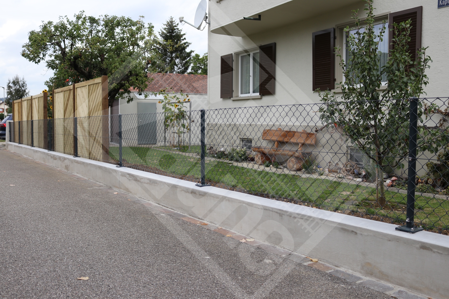 6 Diagonalgeflechtzaun mit Rohrpfosten verzinkt und anthrazit auf Mauerkrone