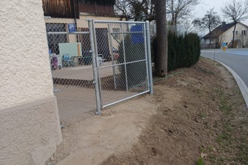 Einflügeltor mit Diagonalgeflecht entlang der Strasse montiert