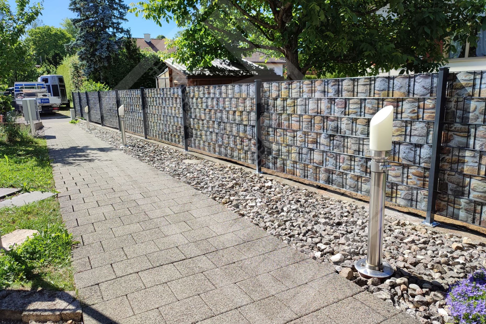 10 Doppelstab-Gittermattenwand mit Kunststoff-Sichtschutzstreifen 'Mauersteine dunkel'