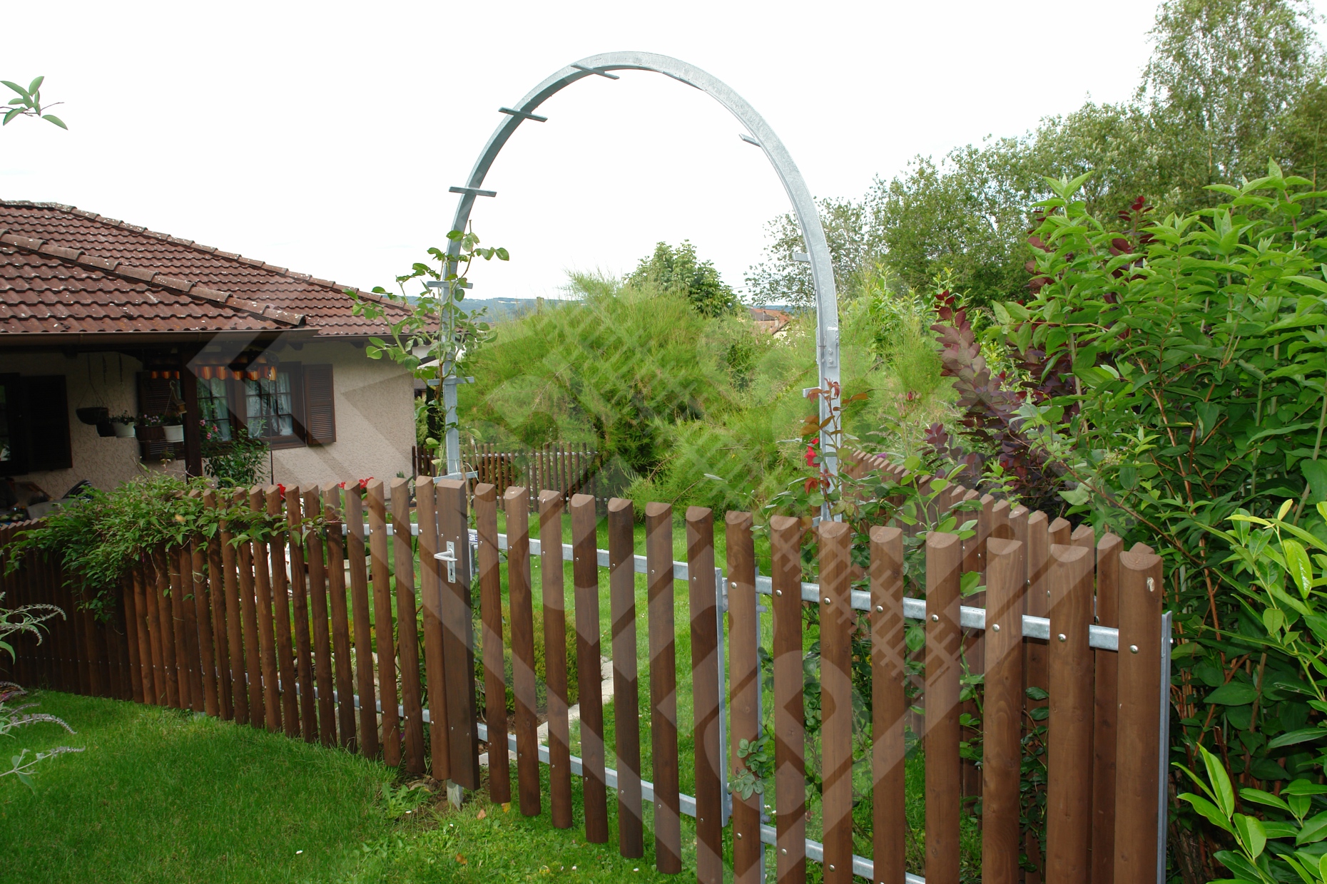 7 Palisadenzaun mit Schrägschnittkopf mit Stahltraversen lasiert