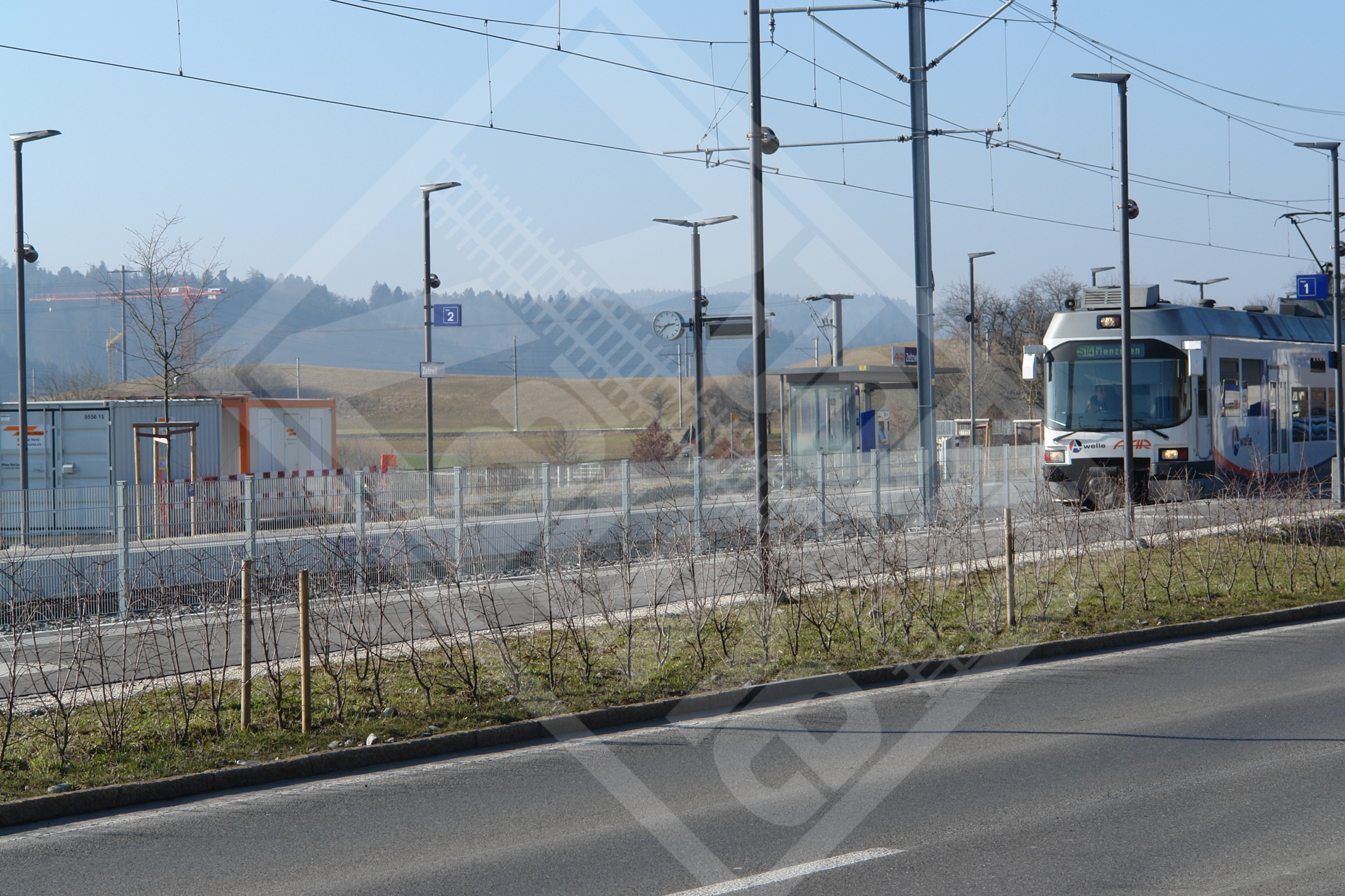 8 Doppelstab-Gittermattenzaun als Personenschutzzaun entlang Eisenbahn