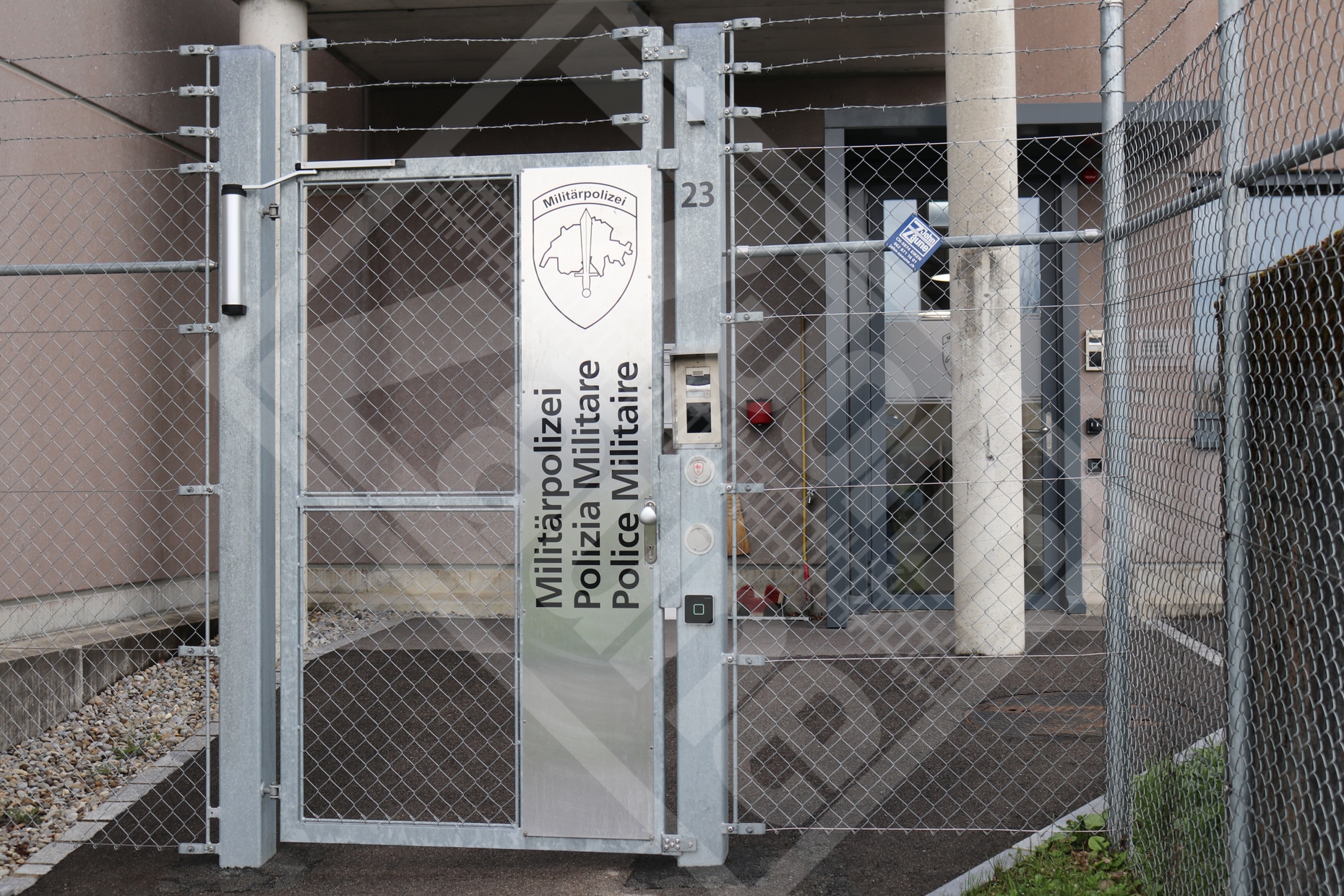 4 Türsprechanlage, Badgeleser und mit Kamera