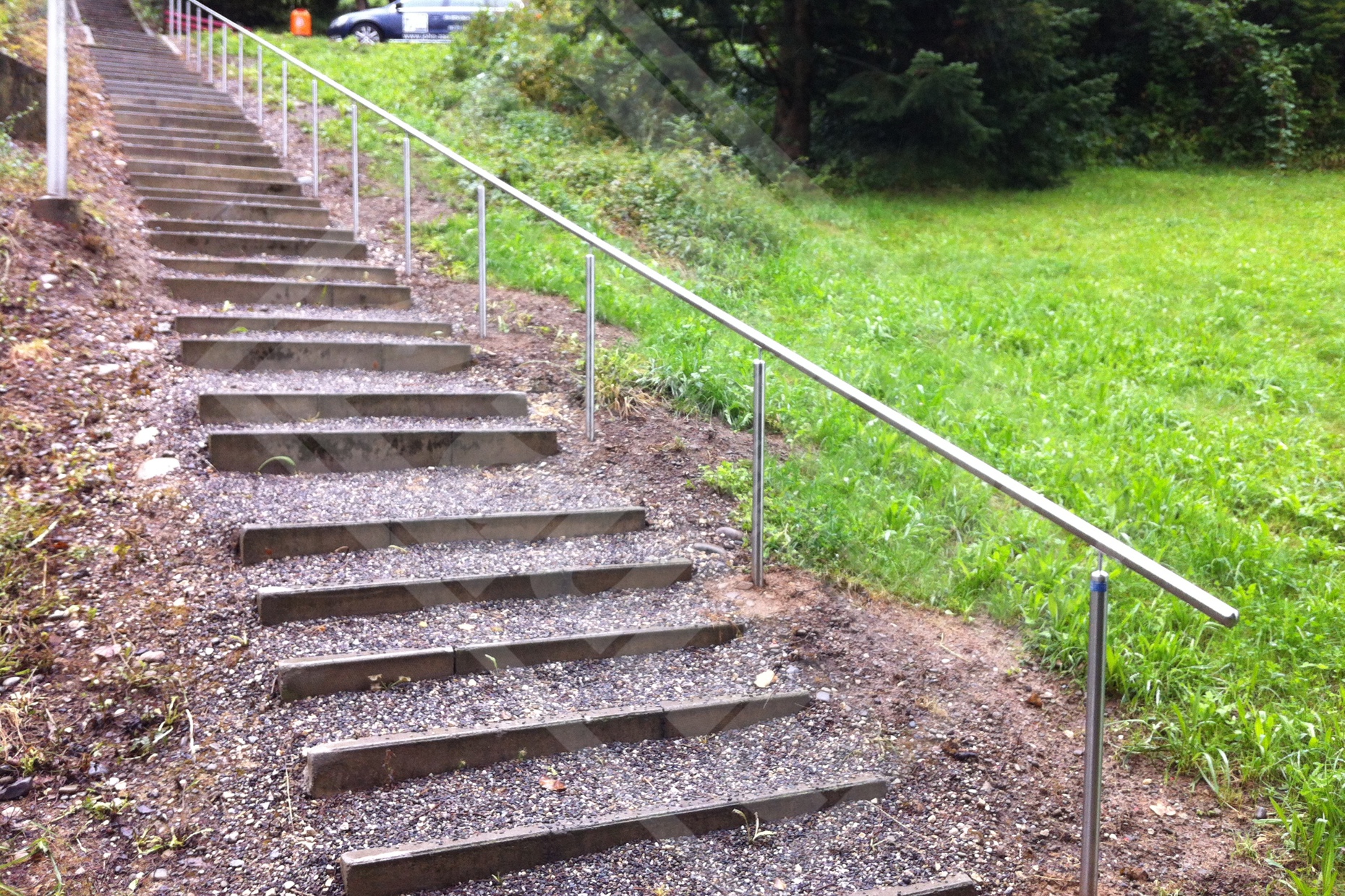 2 Handlauf Edelstahl entlang öffentl. Treppe