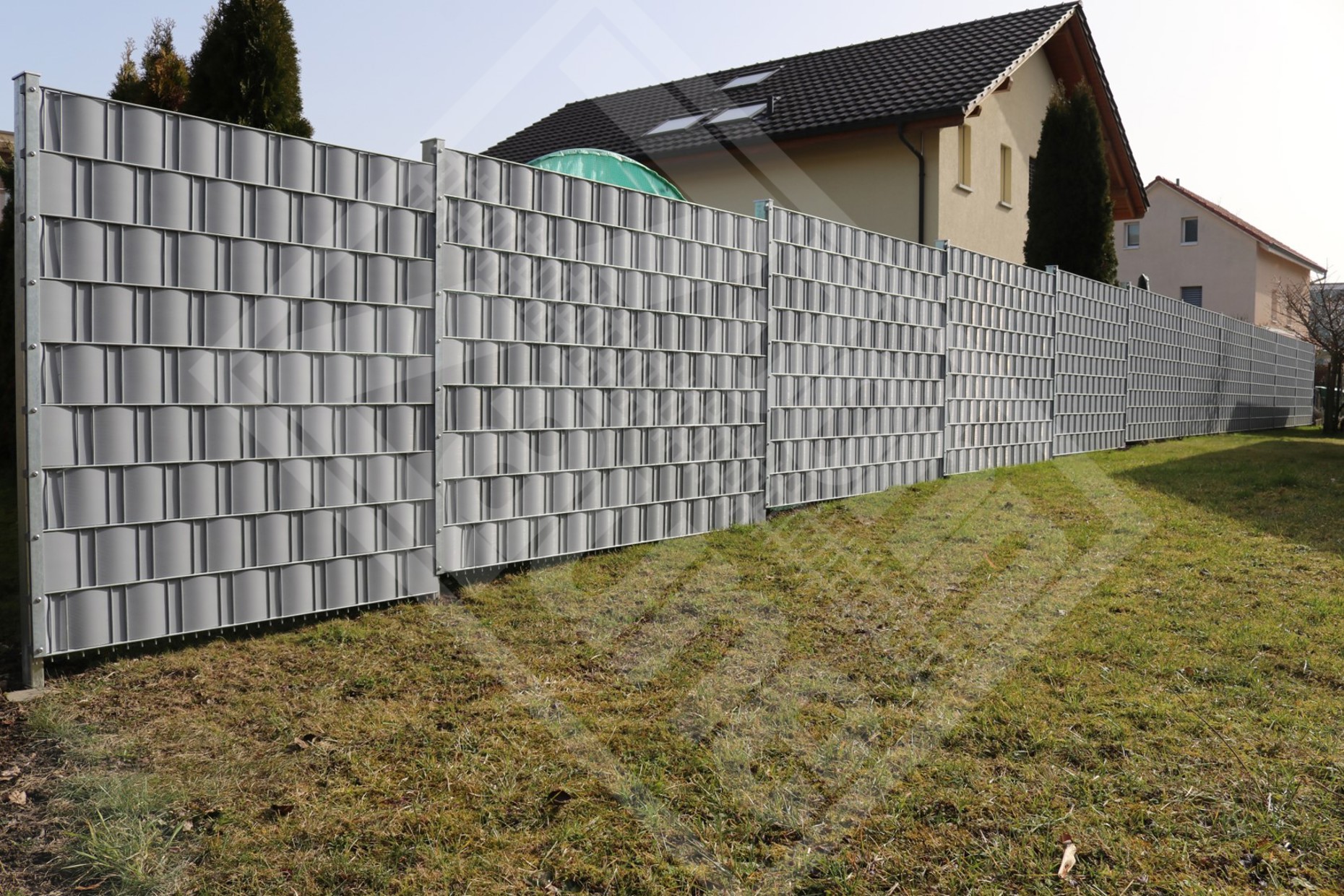 3.1.3 Doppelstab-Gittermattenwand verzinkt mit Kunststoff-Sichtschutzstreifen grau
