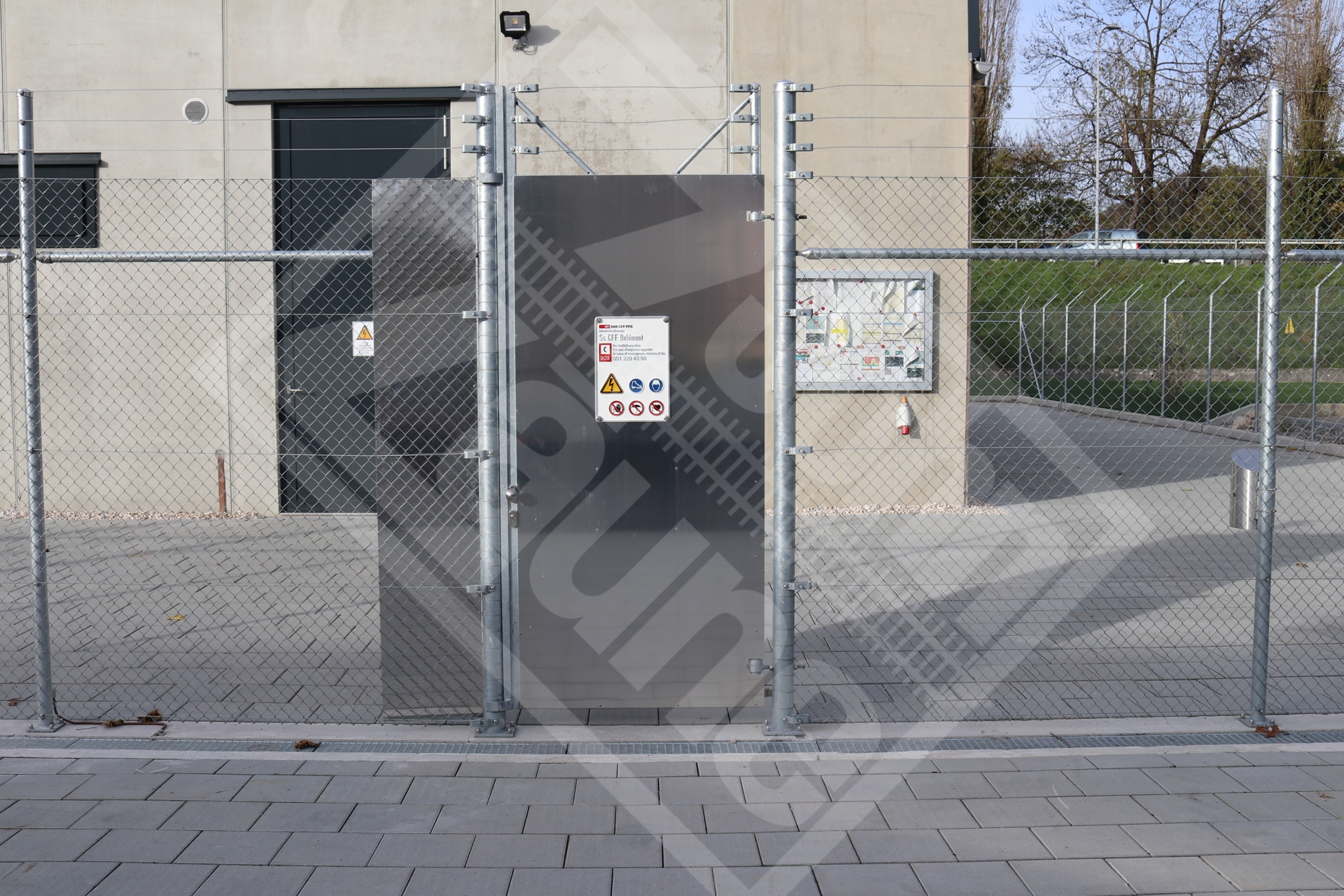 17 Diagonalgeflechtzauntüre mit Durchgreifschutz und Drehknauf