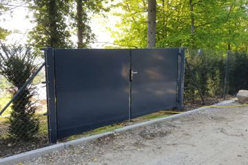 Zweiflügeltüre aus anthrazitgrauem Aluminium-Vollblech – Arlesheim