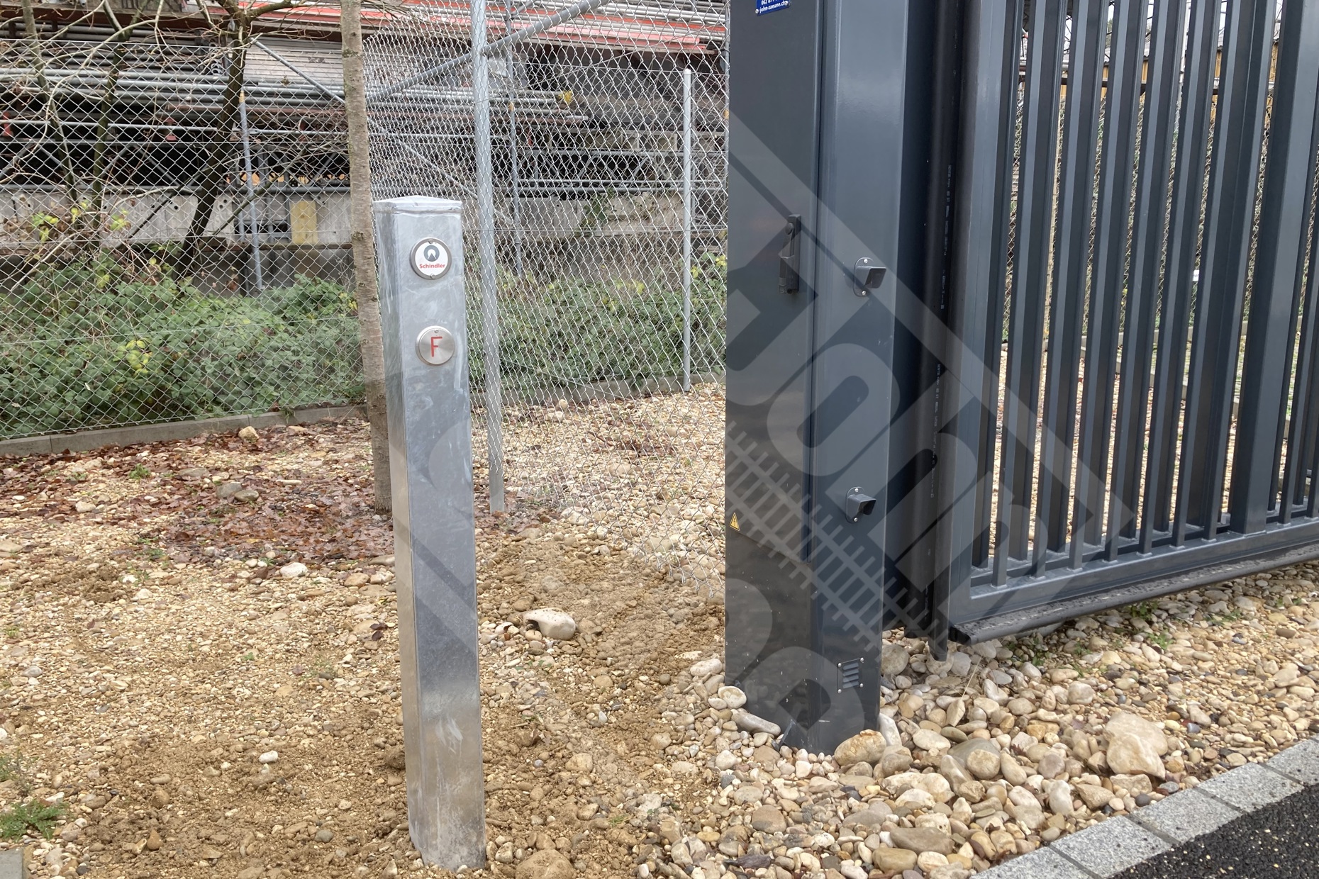 4 Standpfosten mit Schlüsseltresor