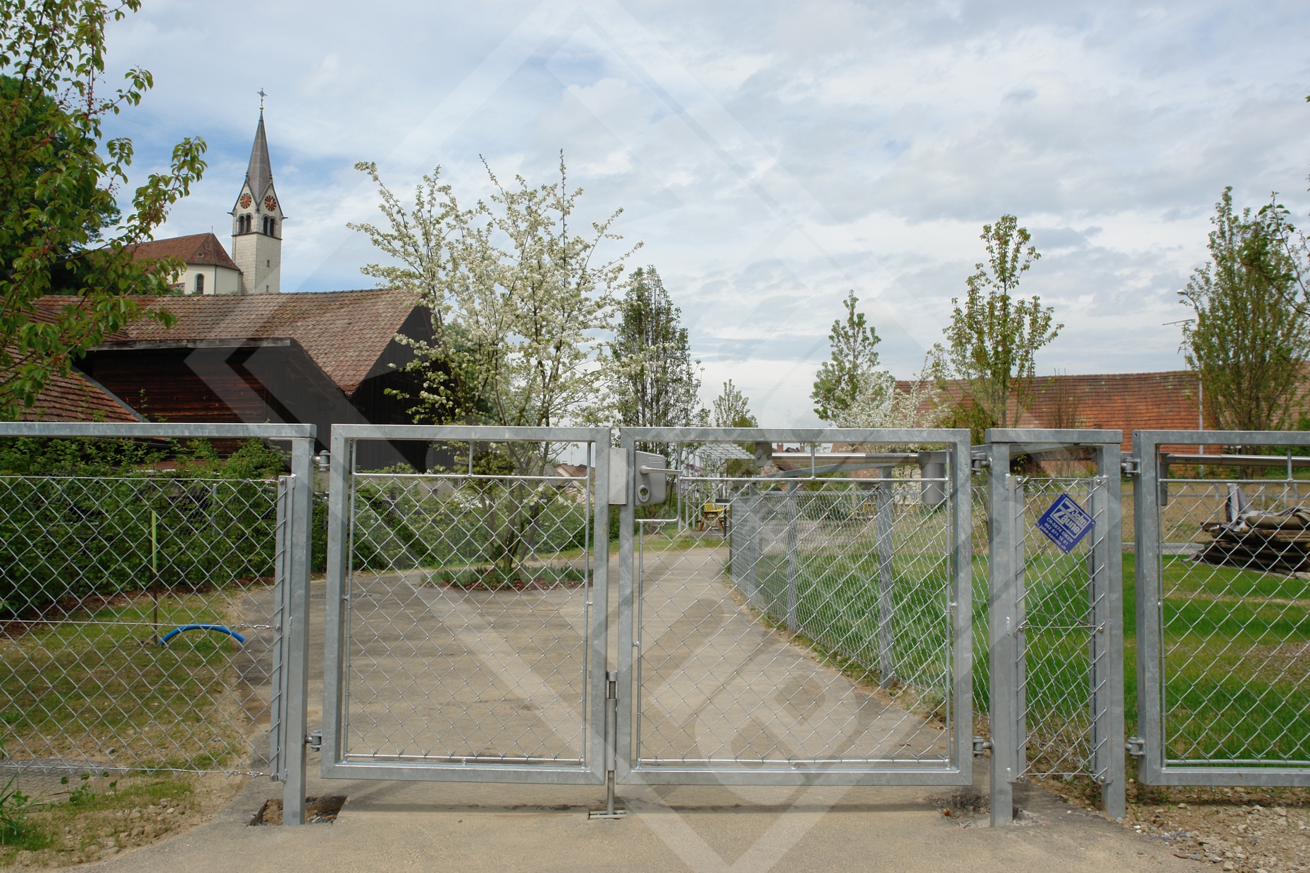 10 Stahlrahmen-Doppeltor mit Personentüre, mit Diagonalgeflecht bespannt