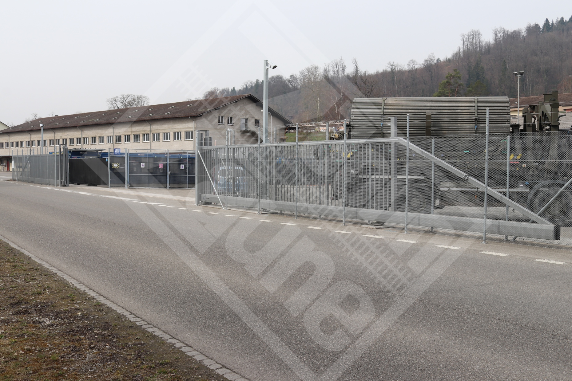 9 Zweiflüglige Stahl-Schiebetoranlage, Durchfahrtsbreite 18 m