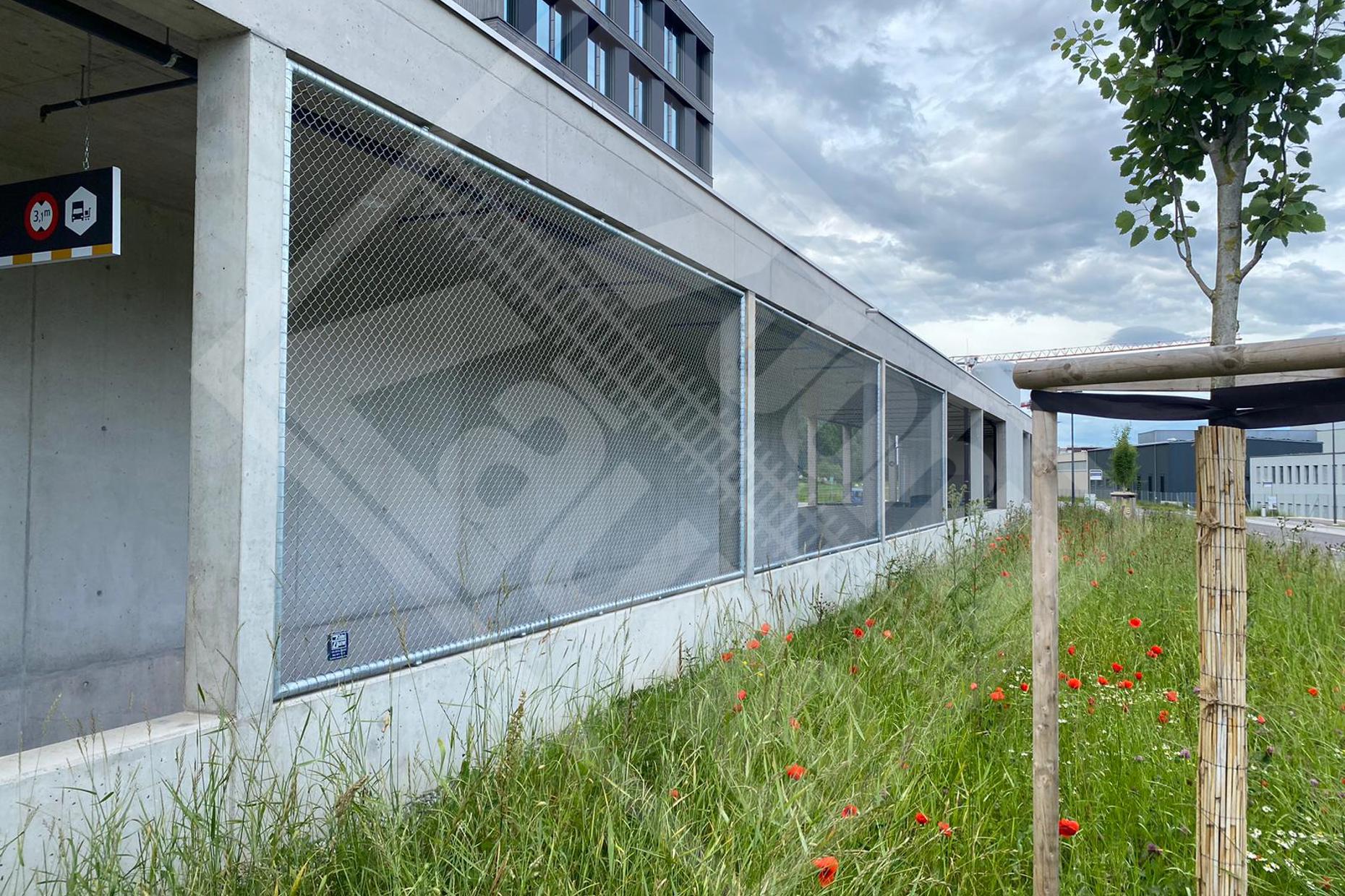 3 Verstrebungsfreie Fenstergitter in Betonleibung