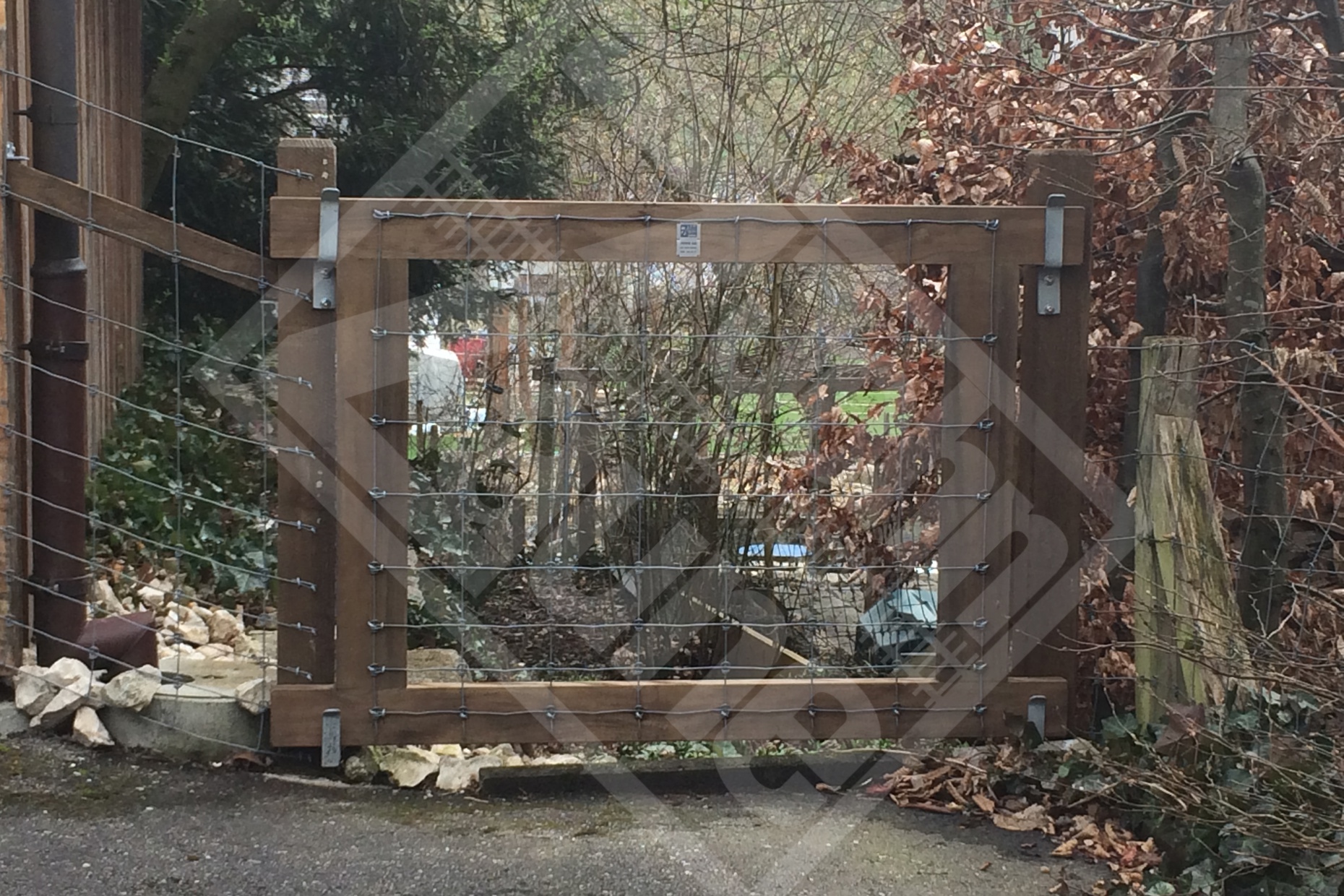 1 Aushebetor Holzkonstruktion mit Knotengitter bespannt