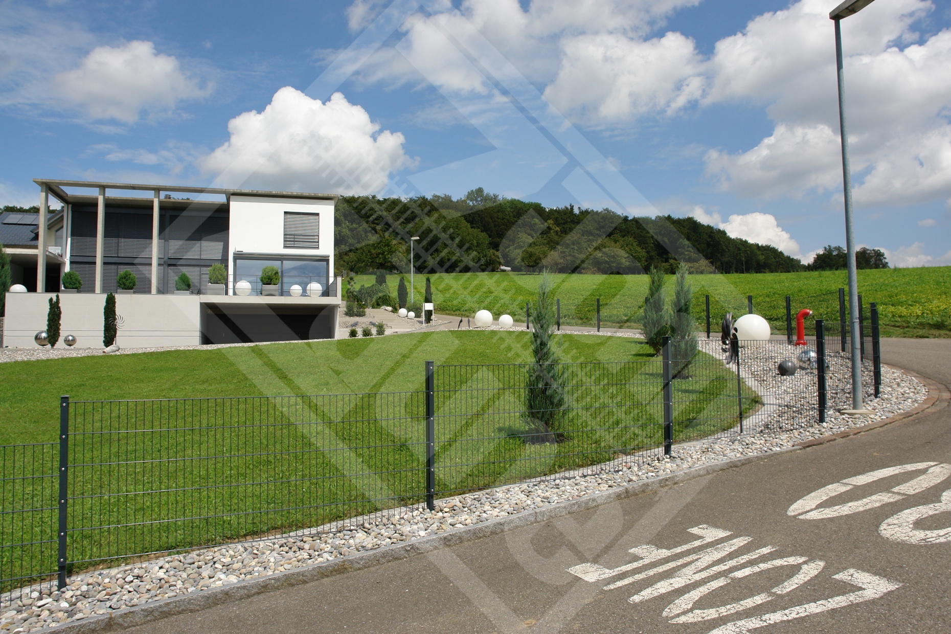 12 Doppelstab-Gittermattenzaun in Steigung, gestuft