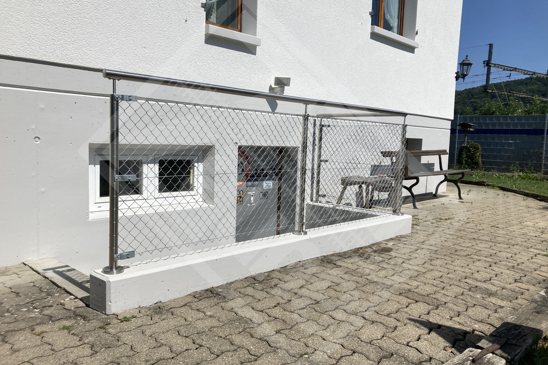 12 Edelstahlkonstruktion mit Diagonalgeflecht