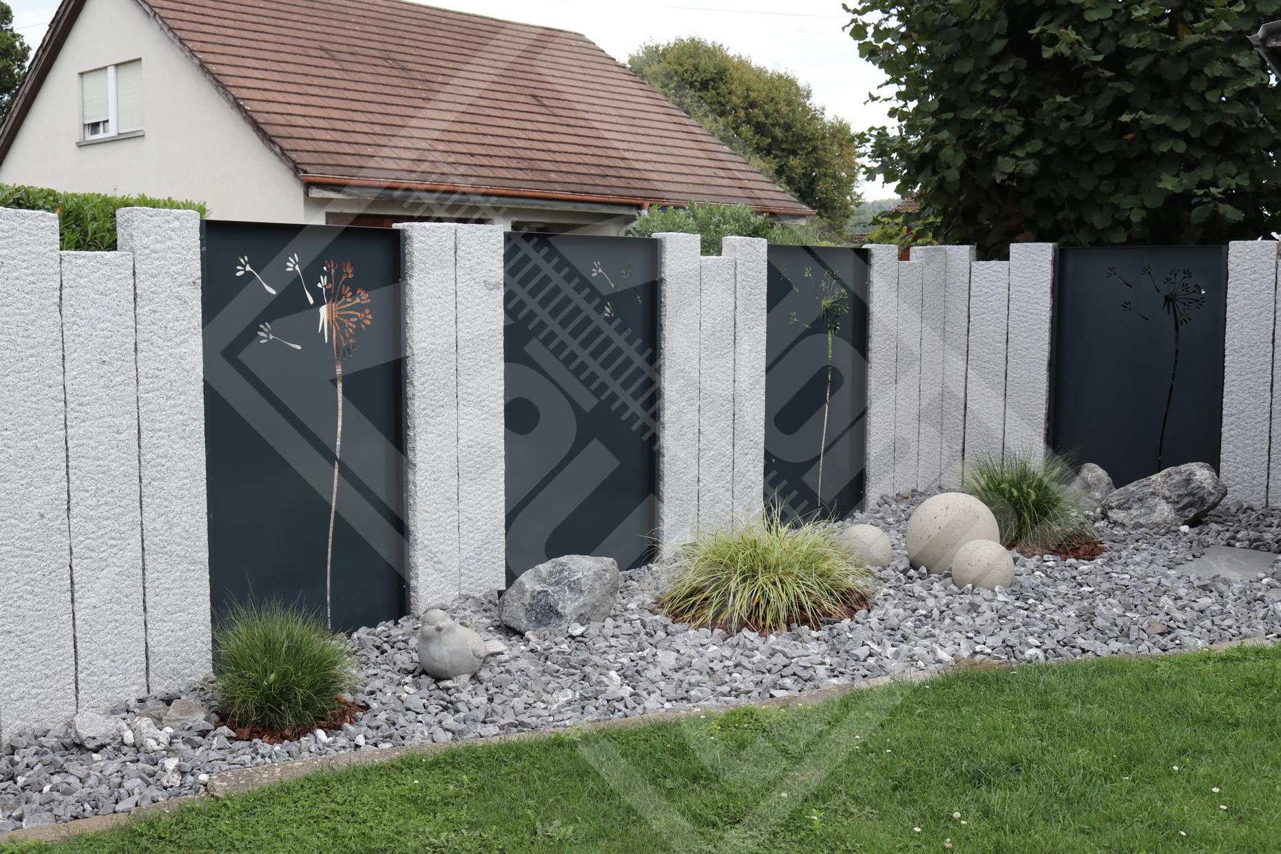 3 Granitstelen-Sichtschutz mit Stahl-Motivwänden anthrazitgrau - Innenansicht