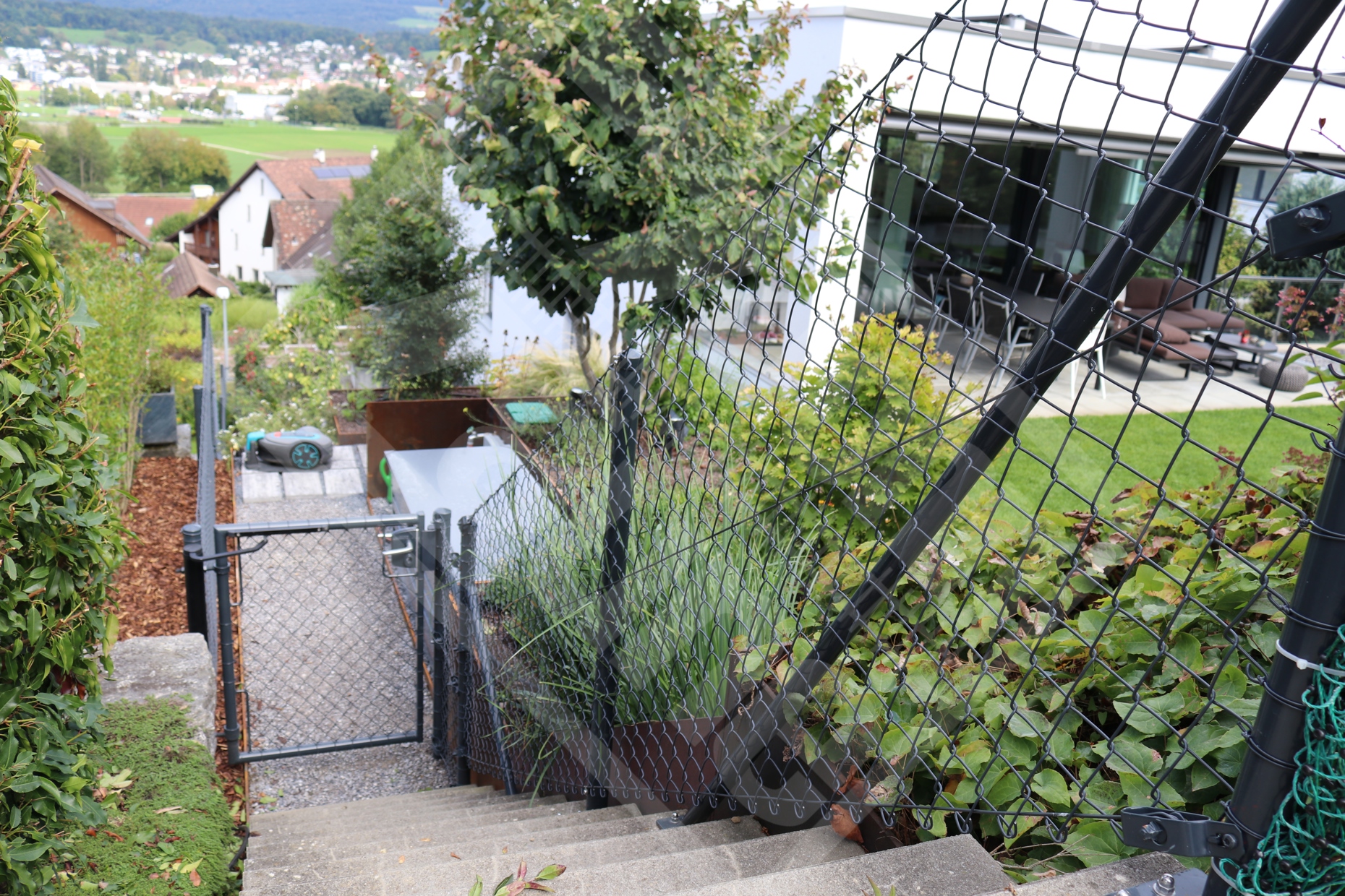 9 Diagonalgeflechtzaun mit Rohrpfosten verzinkt und anthrazit