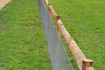 Weidezaun mit Kastanien-Naturpfosten und Diagonalgeflecht in Basel