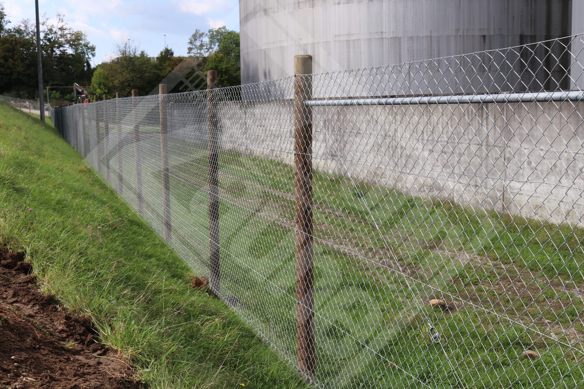 25 Diagonalgeflechtzaun mit Tannenrundpfosten