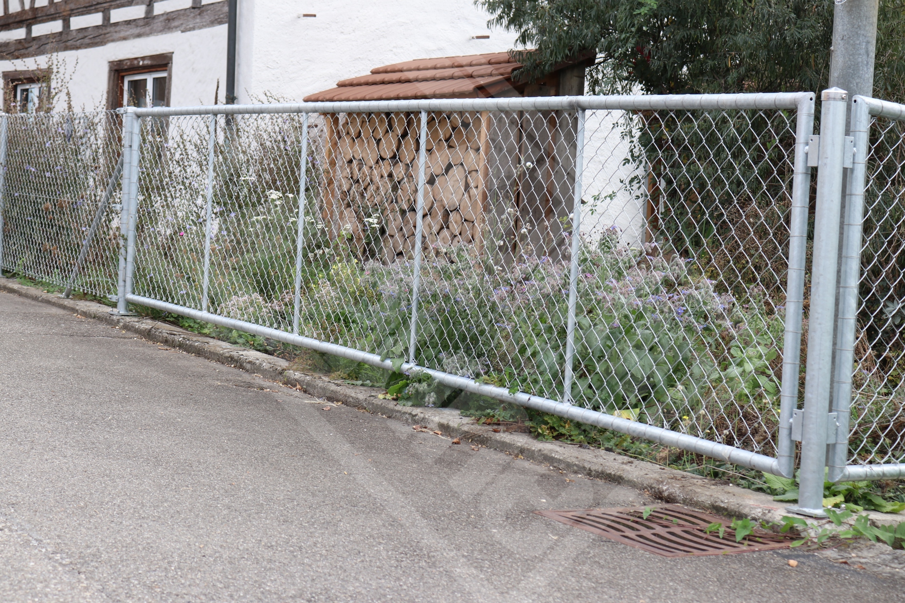 4 Aushebetor Rohrrahmenkonstruktion mit Diagonalgeflecht bespannt, Breite 5 m