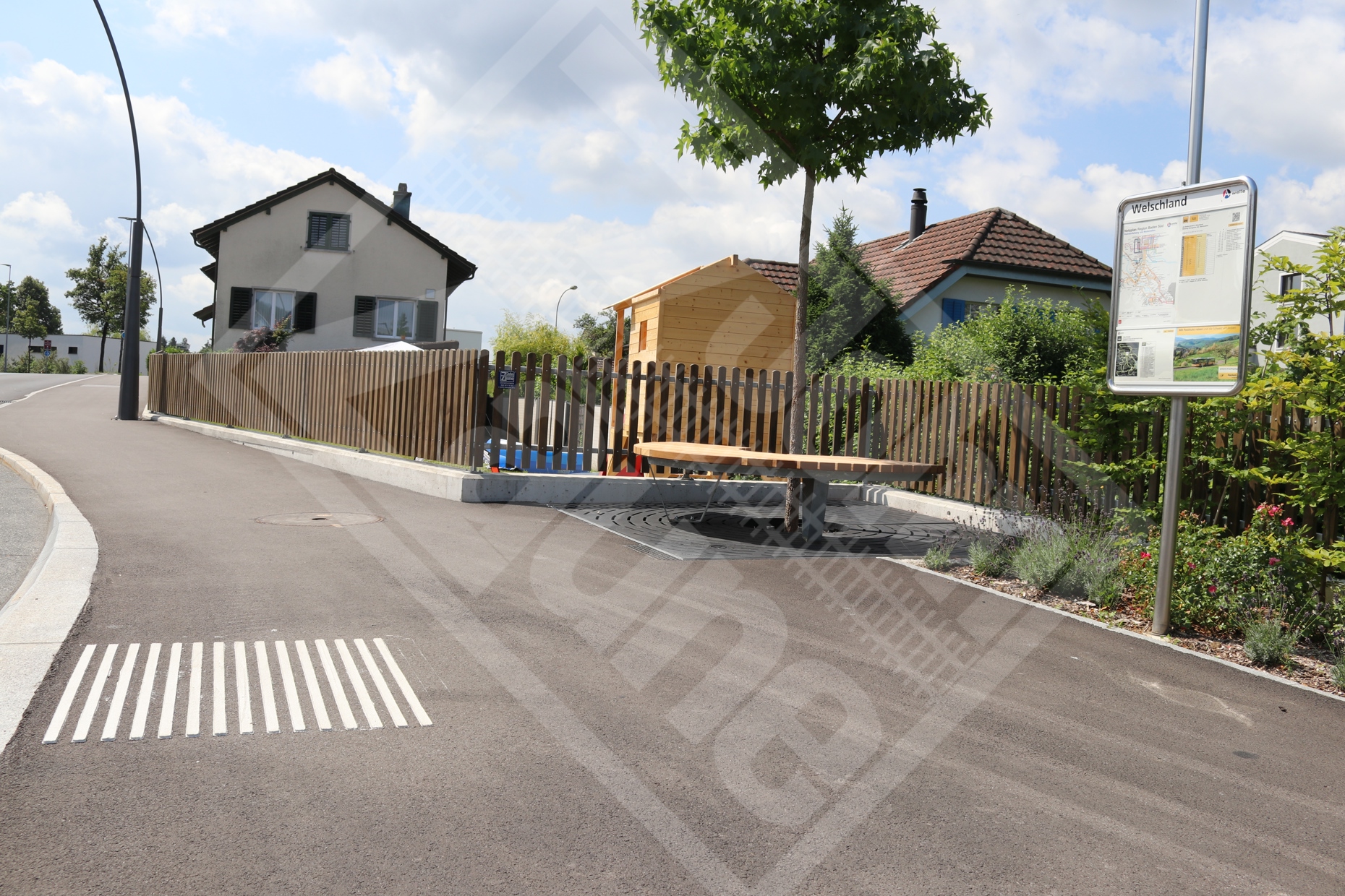 1 Staketenzaun bei Bushaltestelle