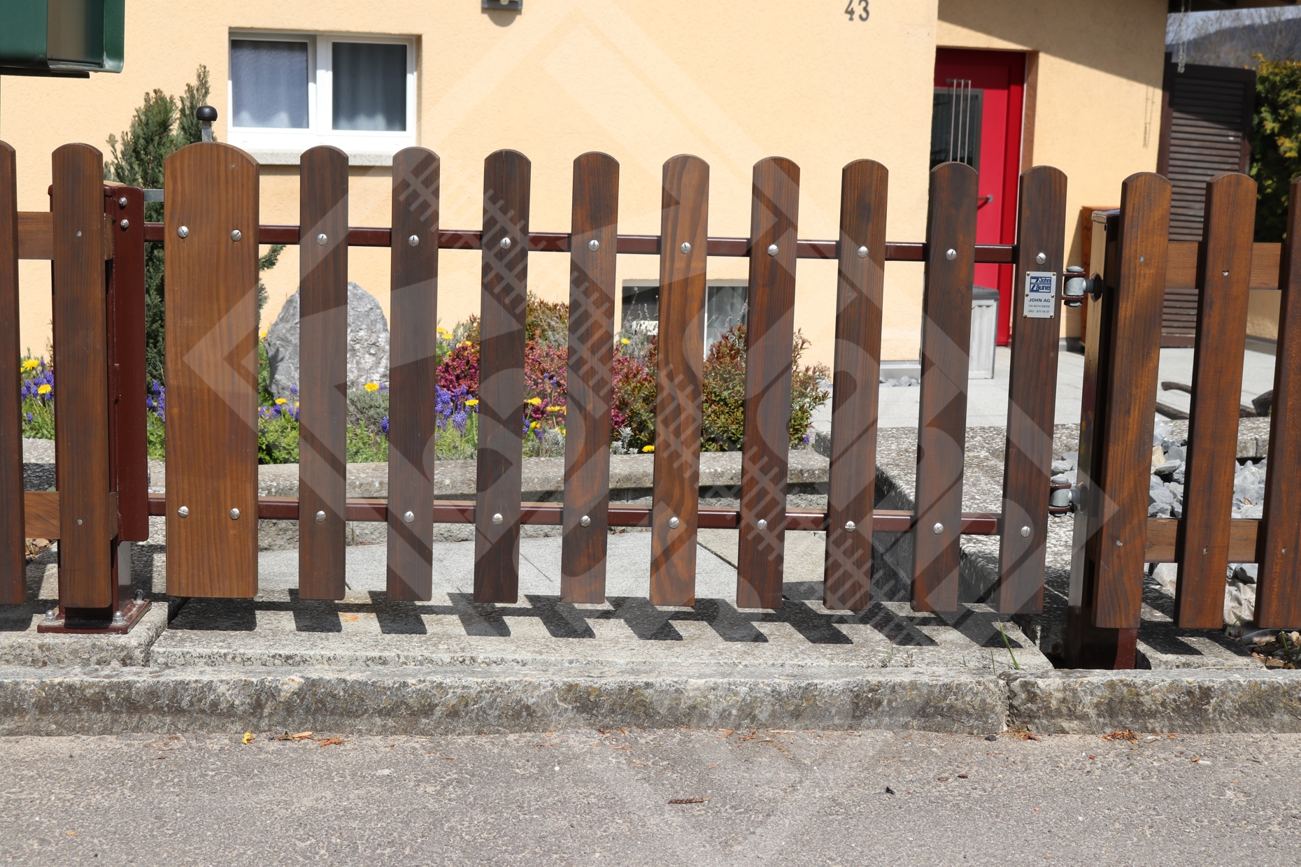 5 Holz-Staketentüre, Kopf abgerundet mit Stahlrahmen braun