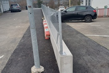 Diagonalgeflechtzaun verzinkt auf Mauer montiert