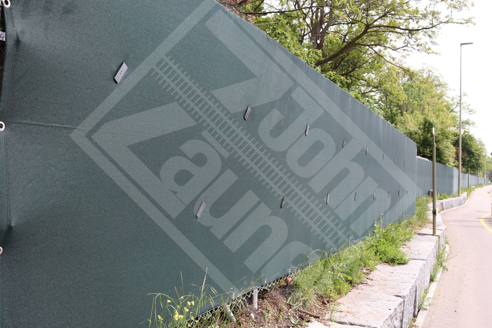 3 Sichtschutz grün an Diagonalgeflechtzaun (1)