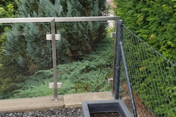 Glas-Geländer und Diagonalgeflechtzaun anthrazit in Wohlenschwil