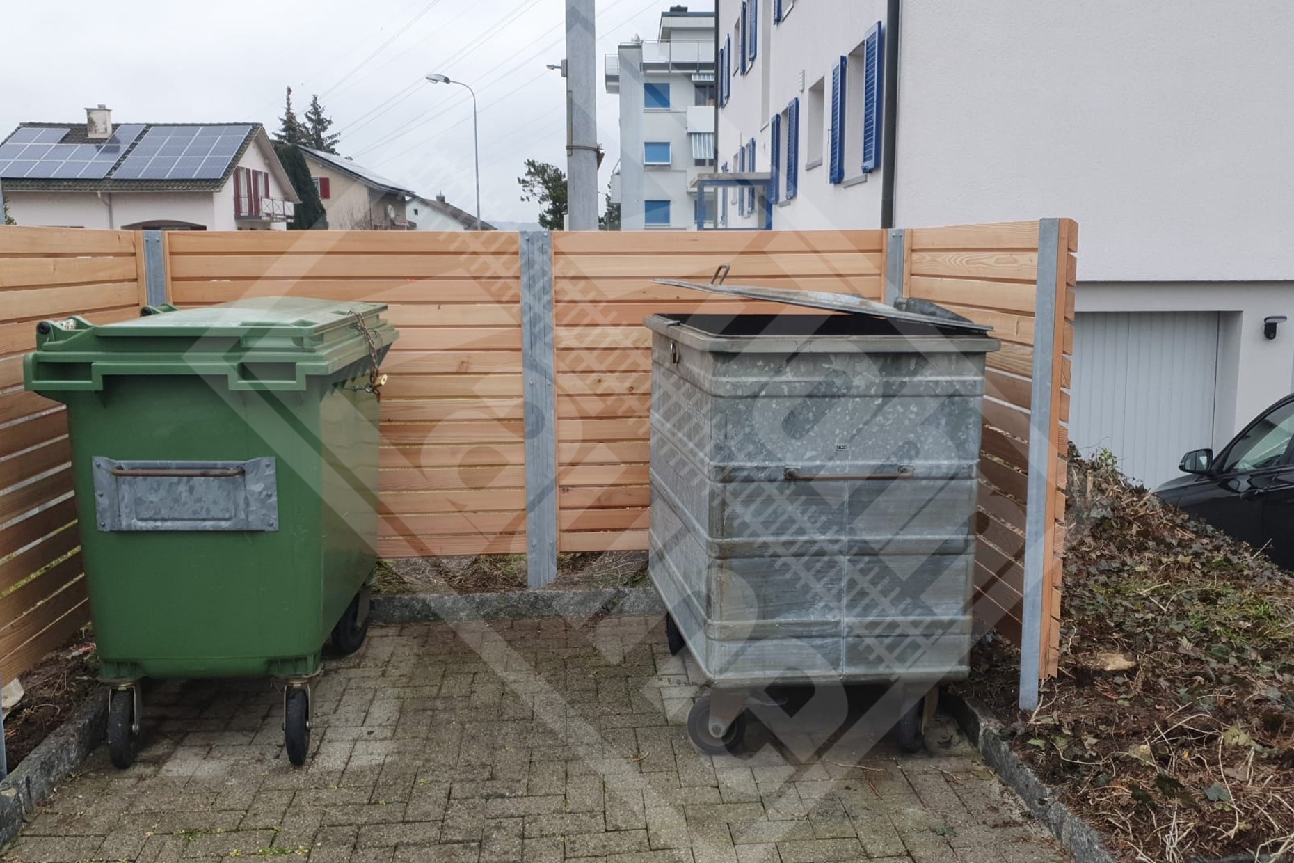 3 Lärche natur - Sichtschutzwand bei Entsorgungsstelle