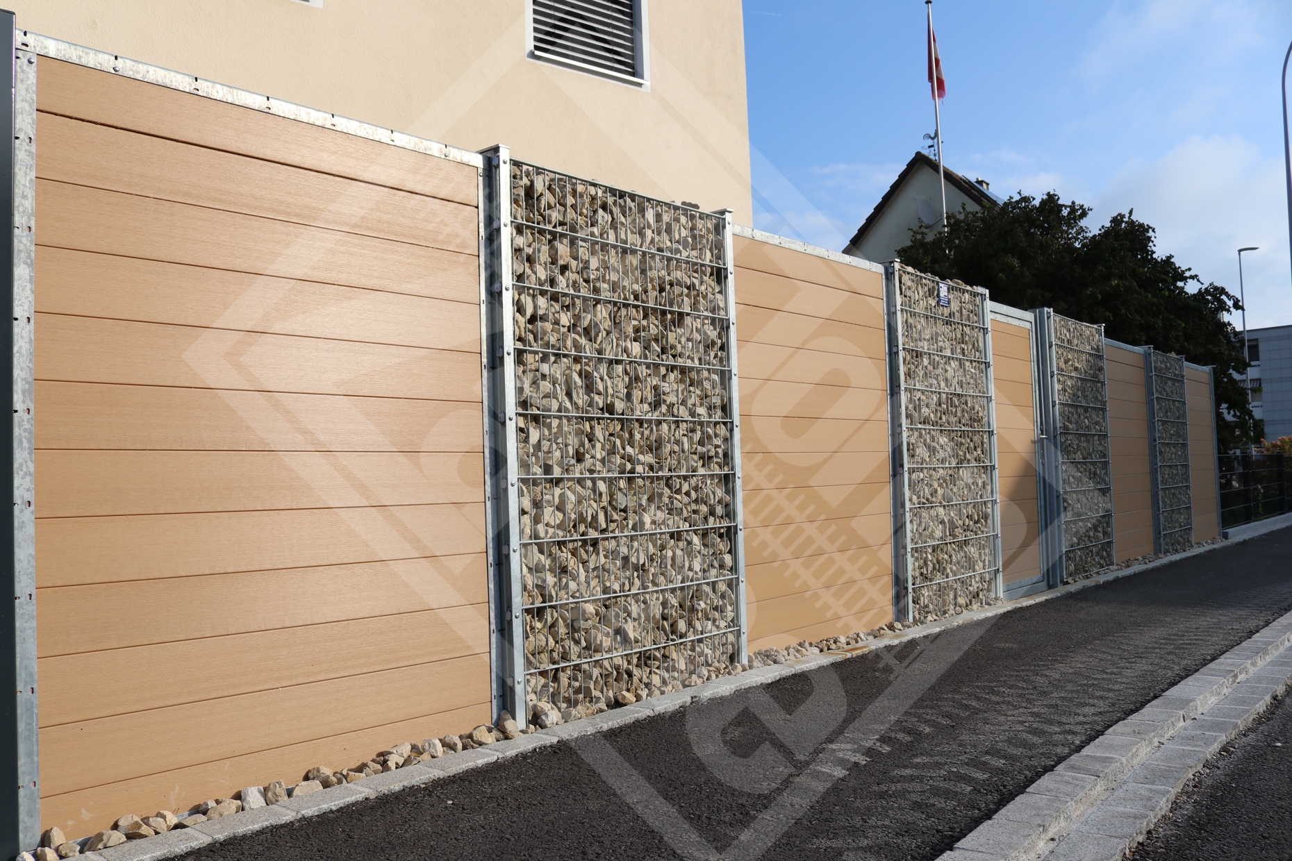 8 WPC-Sichtschutzwand (Holz-Kunststoff-Verbundwerkstoff) in Holzoptik hellbraun mit Gittermatten-Steinkorbgabionen