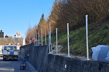 Aufbau einer Absturzsicherung entlang der Autobahn