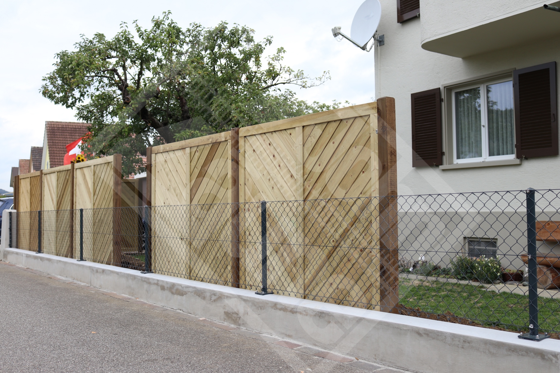 3.2.25 Diagonal-Sichtschutzwand robust mit Lärchenpfosten