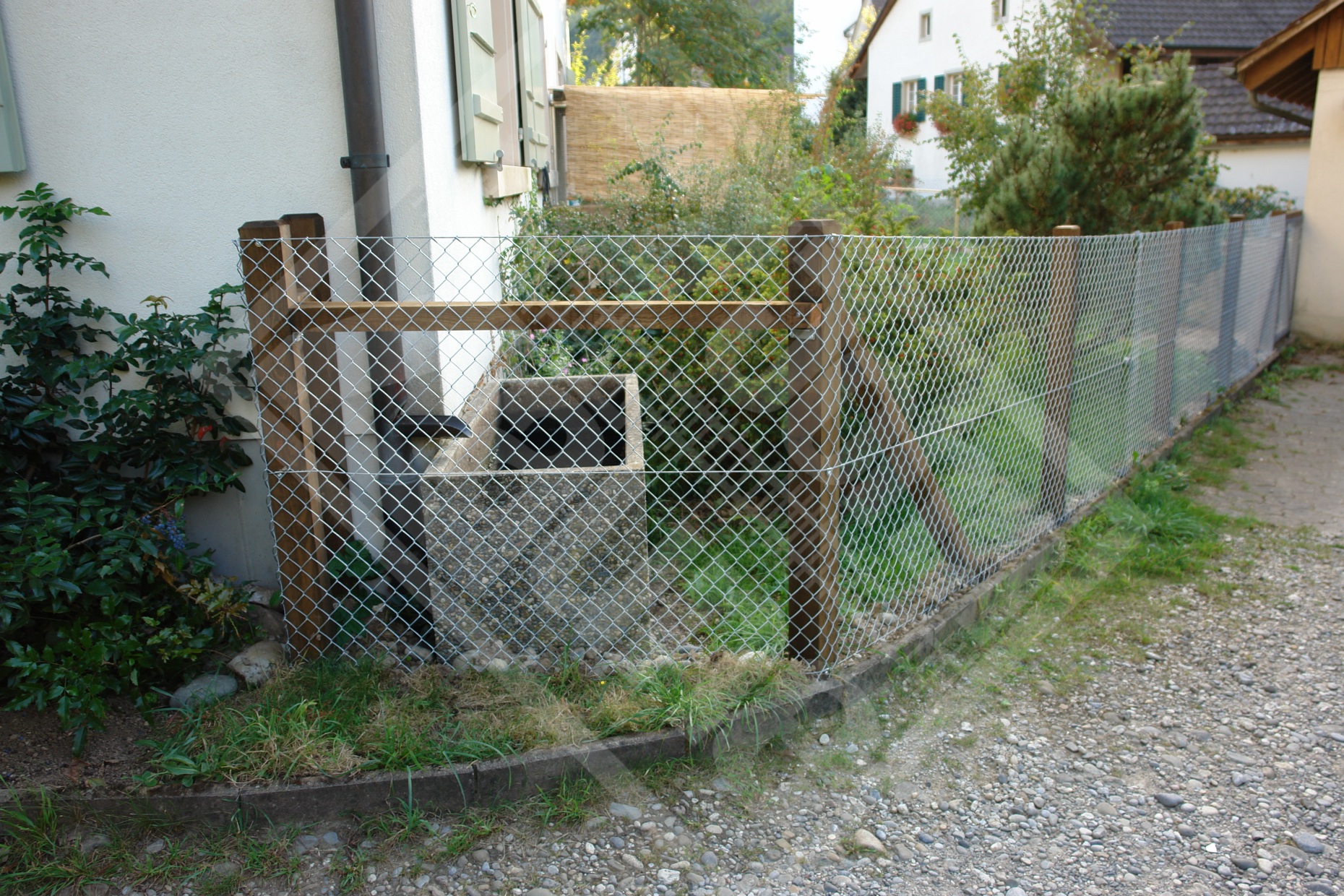 15 Diagonalgeflechtzaun verzinkt mit Lärchenpfosten