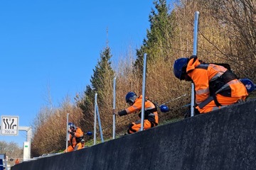 Installation einer Absturzsicherung entlang der Autobahn