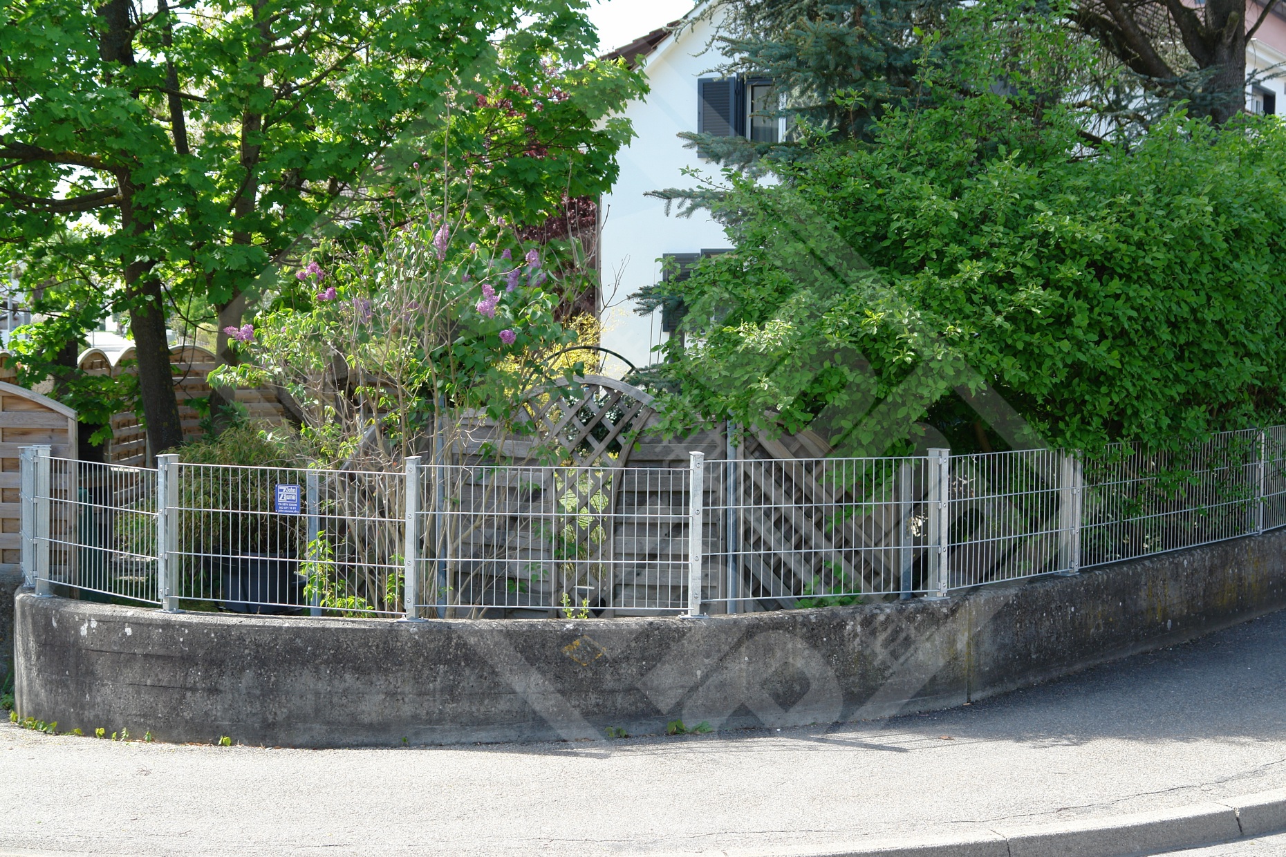 1 Doppelstab-Gittermattenzaun verzinkt auf Betonmauer