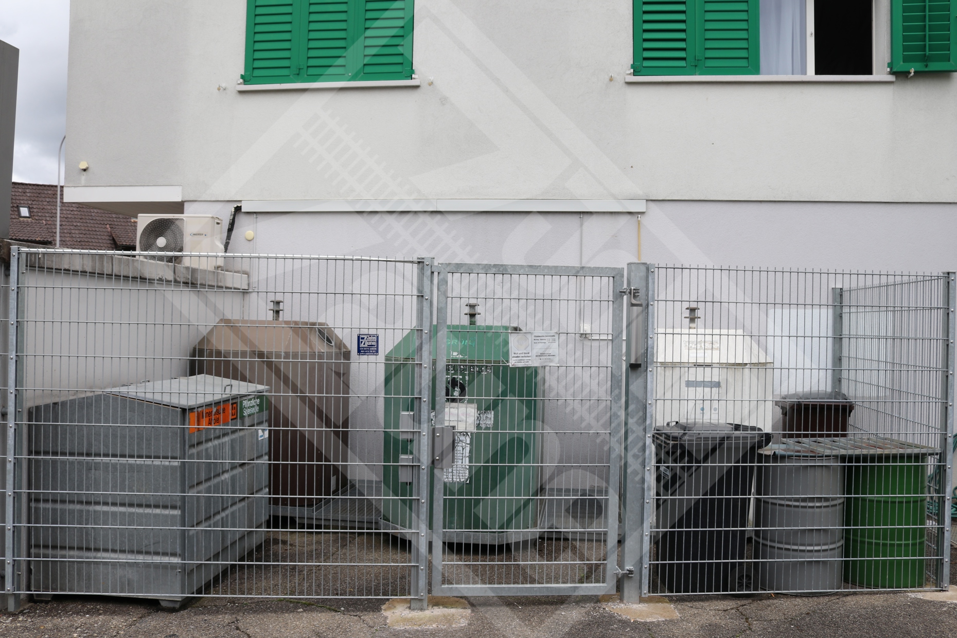 8  Doppelstab-Gittermattentüre verzinkt mit Magnetschloss bei Entsorgungsstelle