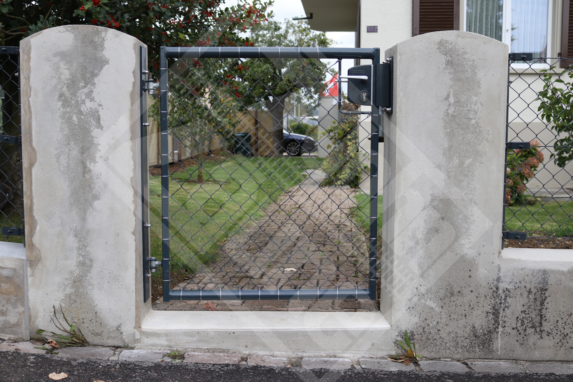 8 Diagonalgeflechtzauntüre anthrazit zwischen Betonpfosten