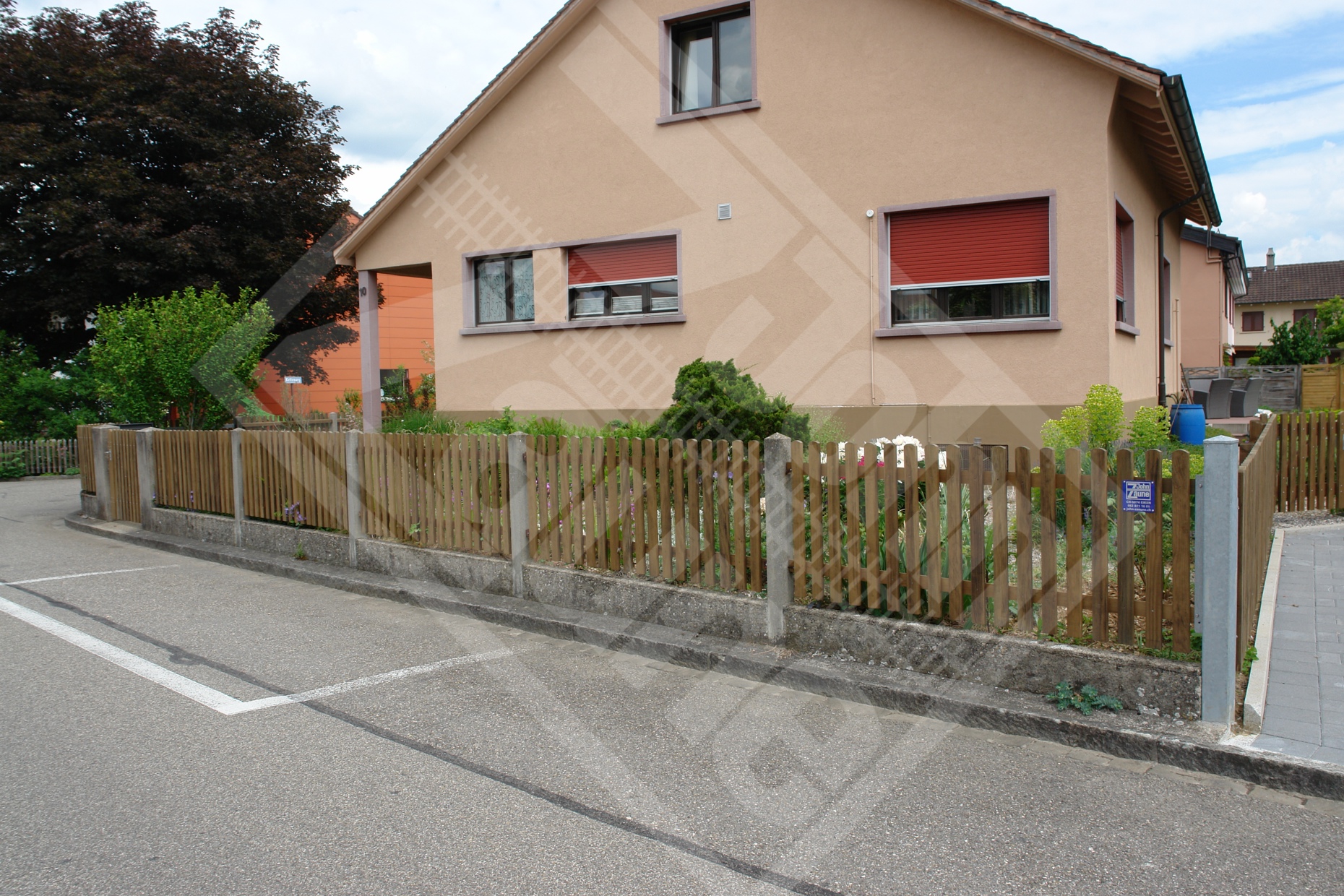 7 Holz-Staketenzaun Holztraversen zwischen Betonpfosten montiert