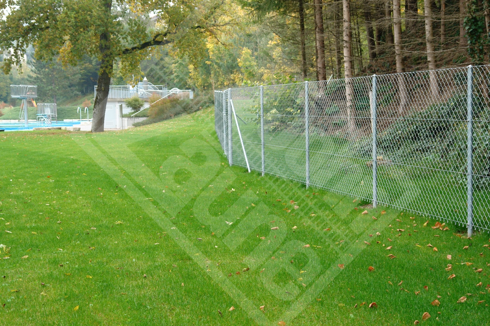 5 Diagonalgeflechtzaun um Schwimmbad