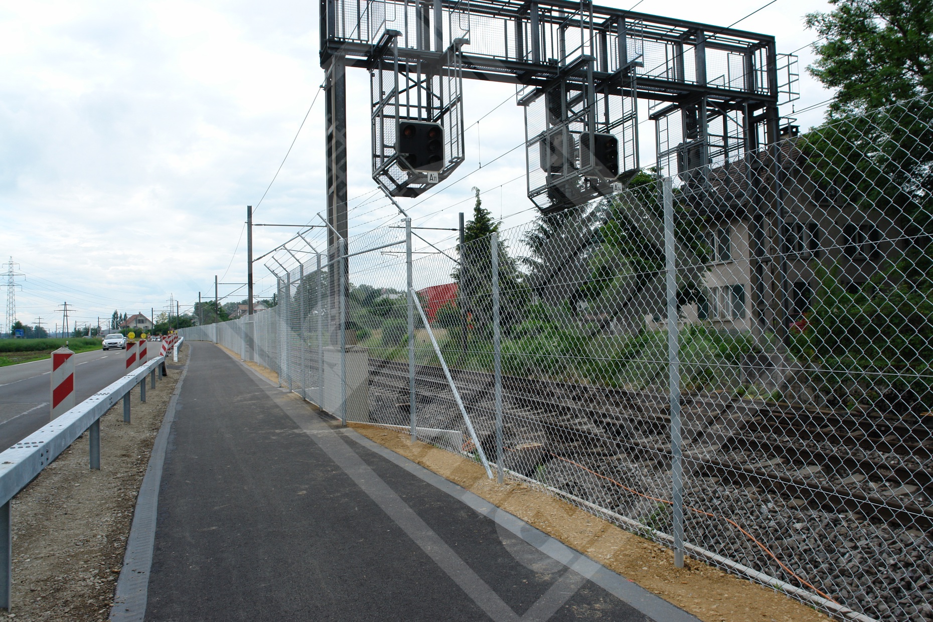 19 Sicherheitszaun zwischen Eisenbahn und Radweg
