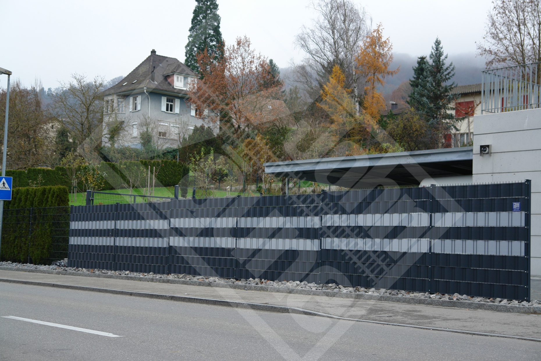 5 Doppelstab-Gittermattenwand verzinkt mit Kunststoff-Sichtschutzstreifen anthrazit-hellgrau