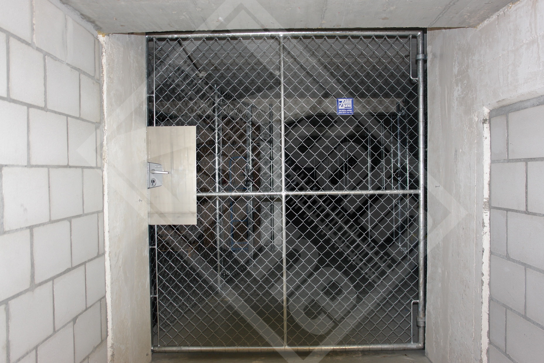 15 Fluchttüre mit Diagonalgeflecht und Durchgreifschutz