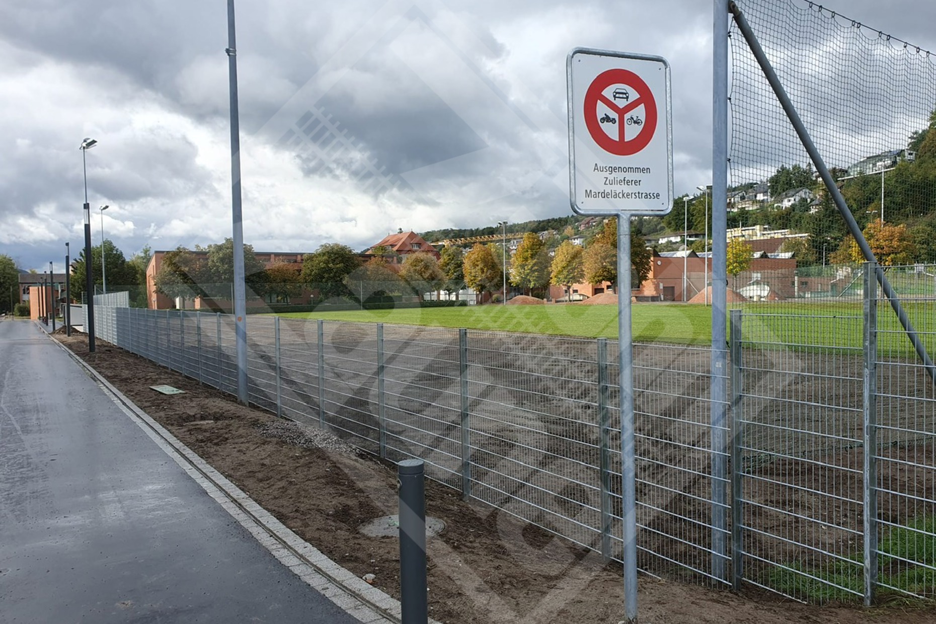 15 Ballfang mit Doppelstab-Gittermatten verzinkt