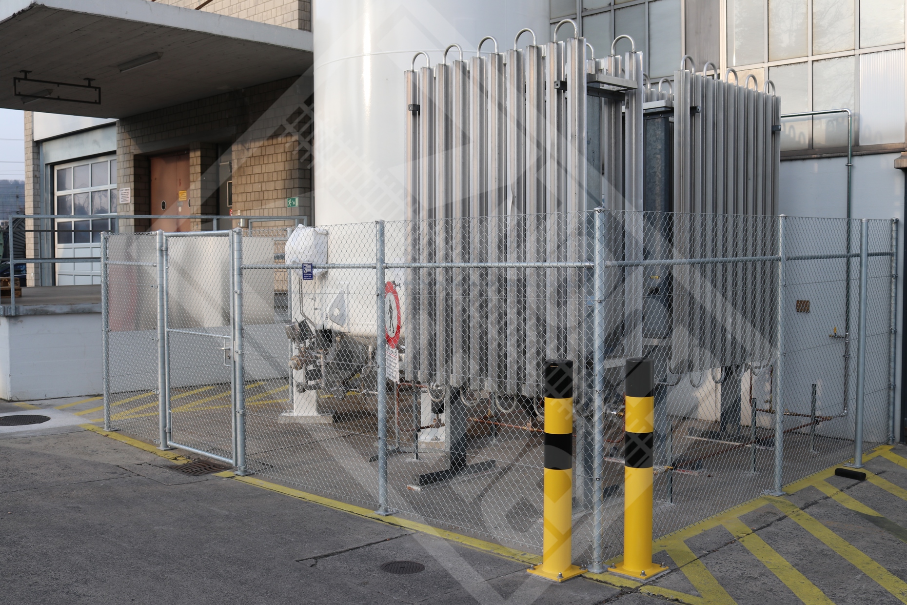 5 Diagonalgeflechtzaun verzinkt u. Absperrpfosten um Kühlelemente