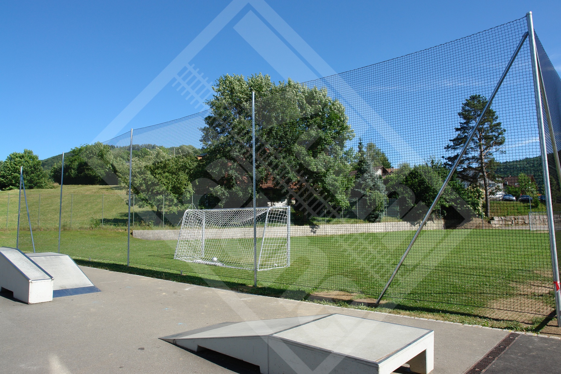 3 Ballfang mit Kunststoffnetz schwarz u. Verstrebungen